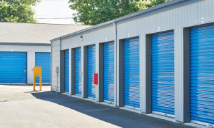 Drive up outdoor self storage units with roll up doors in Portland, OR on NE Erin Way