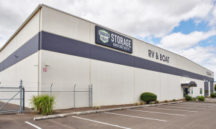 Front view of Northwest self storage facility in Forest Grove, OR on Elm St