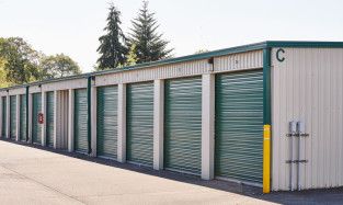 Drive up outdoor self storage units with roll up doors in Kelso, WA on S 13th Ave